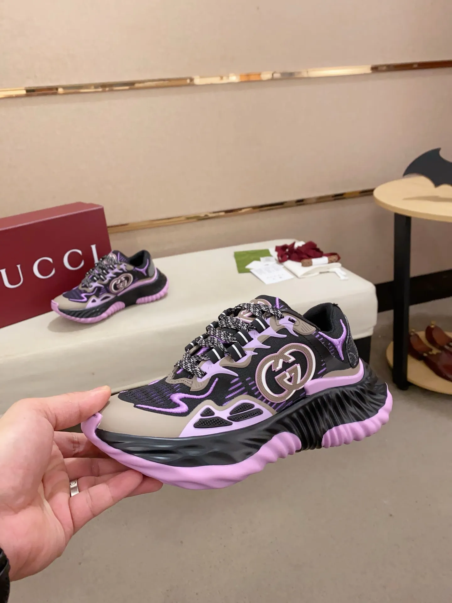 Men's shoes💰: 840💰High version of Gucci series couple's thick-soled sneakers! Gucci Gucci wave shoes Gucci's new designer has brought a new design, with a more comfortable foot feel and a new wave design. GUCCI's new Ripple wave shoes have an upper made of soft nappa leather and mesh. The foamed TPU midsole provides excellent comfort and feels like falling into the clouds. This new sports shoe adopts a thick-soled design, with a stitched leather upper and mesh, showing a full sense of technology. The two major brand logo details, the 3D-effect interlocking Double G leather patch and the Gucci letter metal hardware, inject a dazzling texture into the overall design. These shoes are crafted from silver metallic leather. Silver metallic leather, leather piping mesh details, Gucci lettering metal hardware, interlocking double G patch, lightweight rubber sole, top stitching and comes with a pair of shoelaces. Size: Women's 35-40 (can be customized to 34.41).        Male 39-44 (38.45 can be customized).